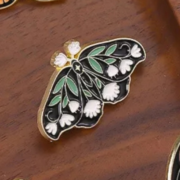 🌿 Flower Moth Pin - Picture 2 of 3
